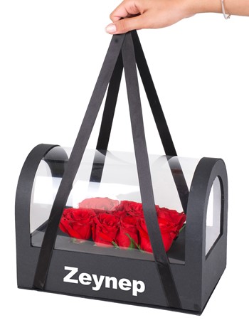 Siyah Çantada Kırmızı Gül