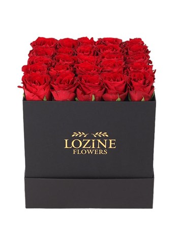 Siyah Kare Kutuda Kırmızı Güller