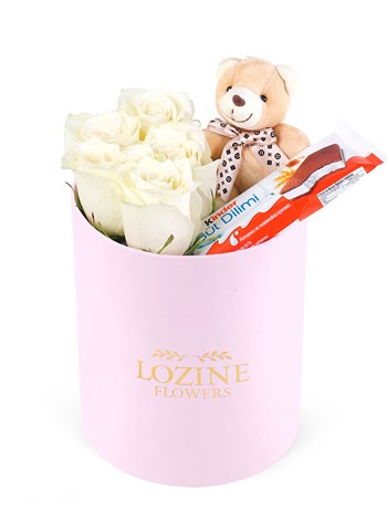 Yuvarlak Pembe Kutuda Ayıcıklı Ve Kinderli Beyaz Gül