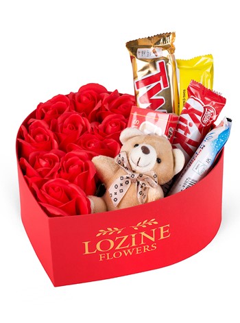 Kırmızı Kutuda Kırmızı Yapay Gül & Çikolatalar