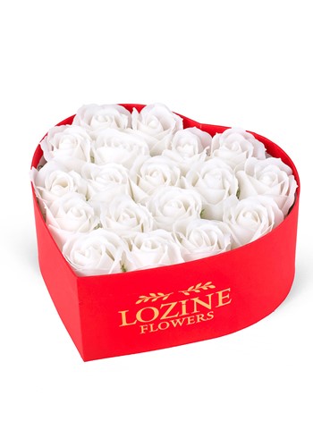 Kırmızı Kalp Kutuda Beyaz Yapay Güller