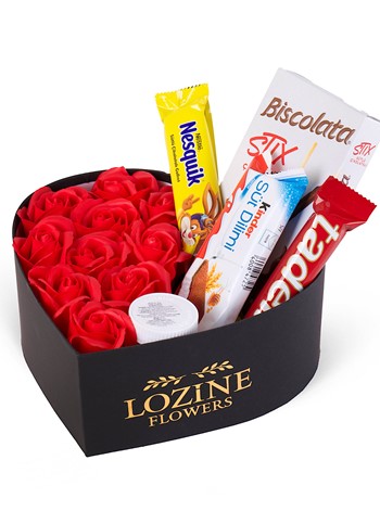 Siyah Kutuda Kırmızı Yapay Gül & Çikolatalar