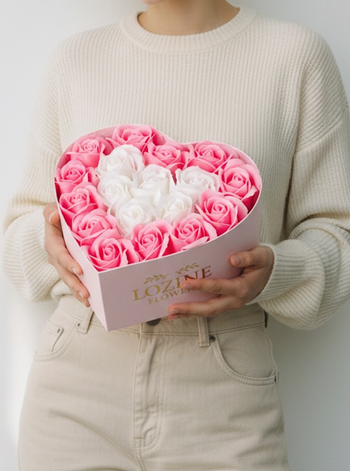 Pembe Kalp Kutuda Yapay Güller