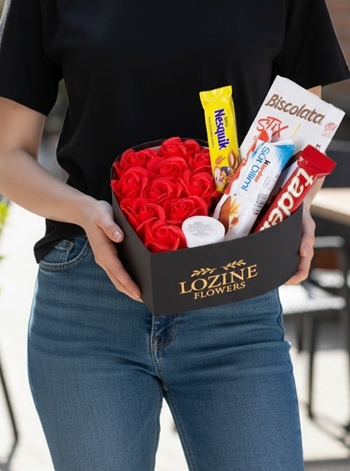 Siyah Kutuda Kırmızı Yapay Gül & Çikolatalar