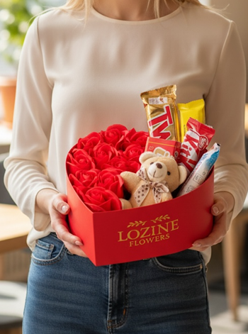 Kırmızı Kutuda Kırmızı Yapay Gül & Çikolatalar