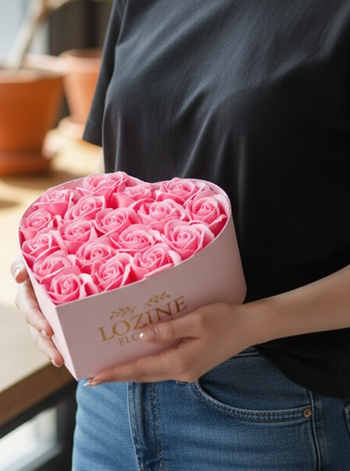 Kalp Kutuda Pembe Yapay Güller