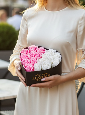 Kalp Kutuda Pembe ve Beyaz Yapay gül